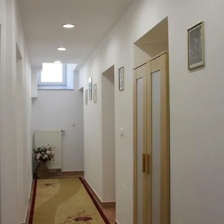 Schwabing- Souterrain Apartman